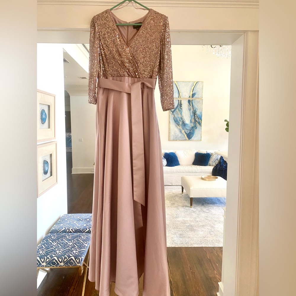 Mauve full length formal dress Xscape
Pockets on the skirt
Extremely comfortable